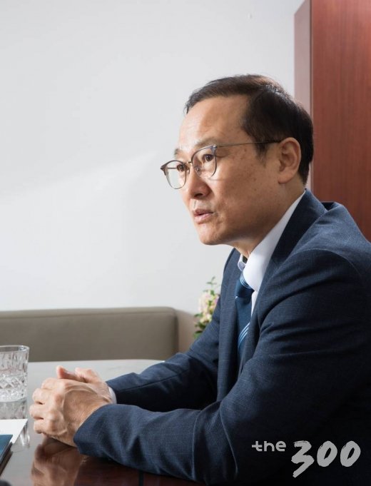 홍영표 더불어민주당 원내대표가 지난달 31일 국회 본청 민주당 원내대표실에서 머니투데이 더300(the300)과 인터뷰를 하고 있다./사진= 더리더