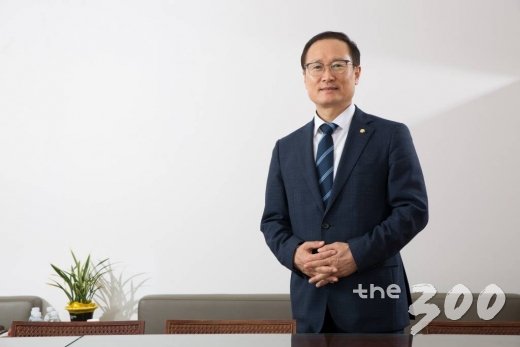 홍영표 더불어민주당 원내대표가 지난달 31일 국회 본청 민주당 원내대표실에서 머니투데이 더300(the300)과 인터뷰를 하고 있다./사진= 더리더
