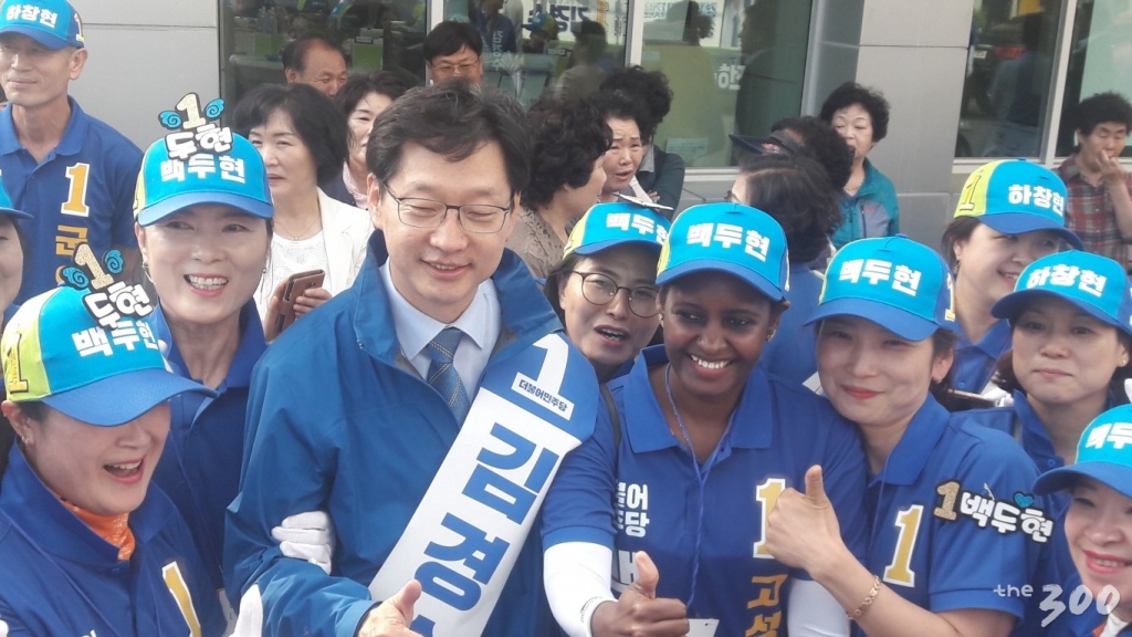 6.13 지방선거 공식 선거운동 첫날인 5월31일 김경수 더불어민주당 경남지사 후보가 경남 고성군 고성시장에서 유세를 마친 후 선거운동원·지지자들과 사진 촬영을 하고 있다. /사진=조철희 기자