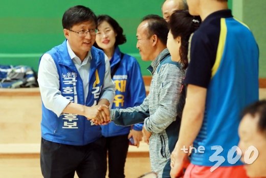 서울 노원구병 국회의원 선거 기호 1번 더블어민주당 김성환 후보가 3일 오전 서울 당고개근린공원 배드민턴장에서 시민들과 인사를 나누고 있다. /사진=임성균 기자