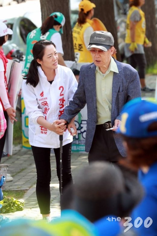 서울 노원구병 국회의원 선거 기호 2번 자유한국당 강연재 후보가 3일 오전 서울 노원성당에서 시민들에게 인사를 하고 있다. /사진=임성균 기자