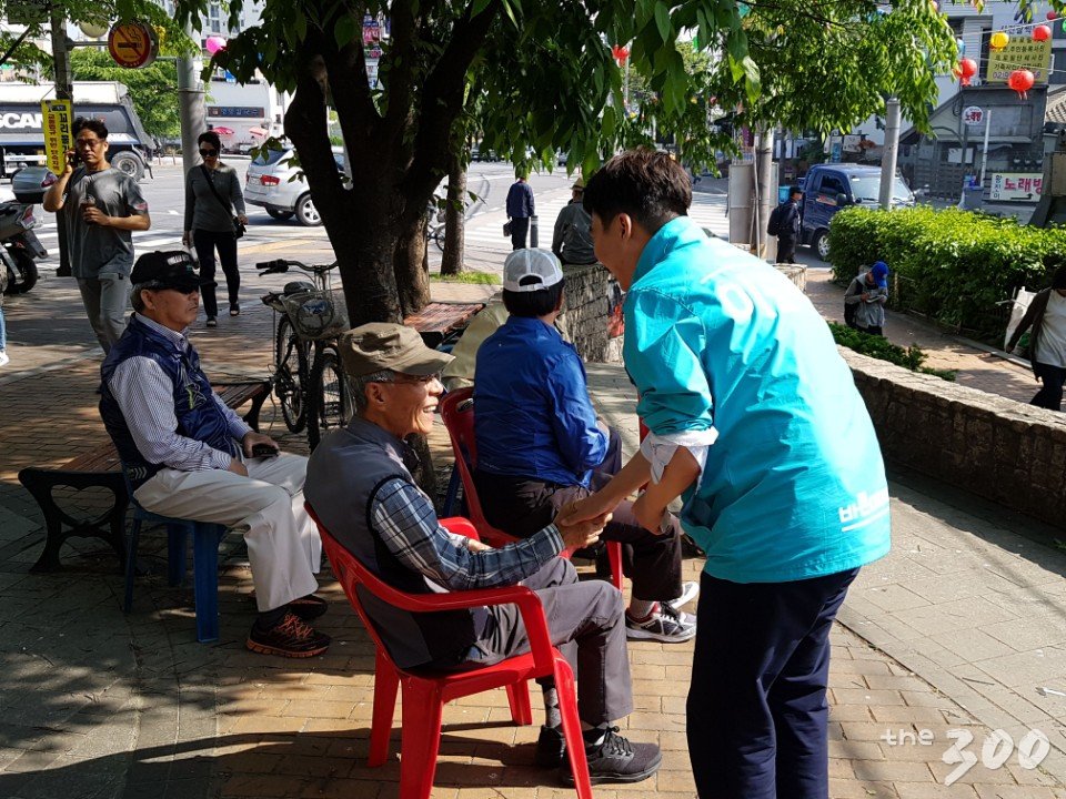 6.13지방선거 각 정당별 선거운동원들이 3일 오전 서울 노원성당 앞에서 유권자들에게 인사를 하고 있다. /사진=임성균 기자