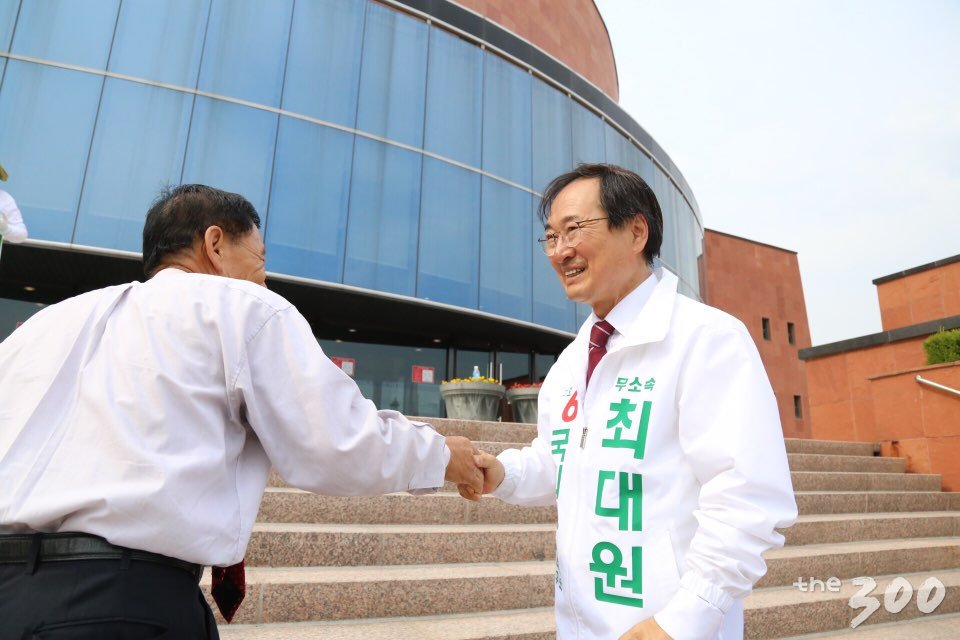 경북 김천 국회의원 재보선에 출마한 자유한국당 송언석 후보가 지역상인들과 인사를 나누고 있다./사진= 김민우 기자