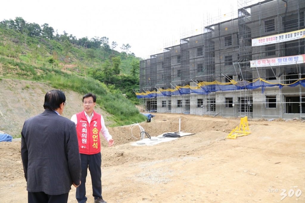 6.13 국회의원 재보궐 선거 송언석 자유한국당 후보가 4일 음성 한센인들이 집단 거주생활을 하고 있는 경북 김천의 삼애원을 찾아 한센인들과 인사를 나누고 있다./ 사진=김민우 기자