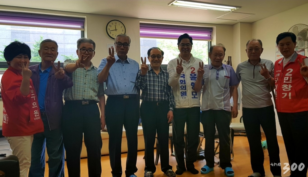 인천 남동구갑 국회의원 선거 기호 2번 자유한국당 윤형모 후보가 5일 오전 인천 논현동의 한 경로당에서 주민들과 단체사진을 찍고 있다. /사진=조준영 인턴기자