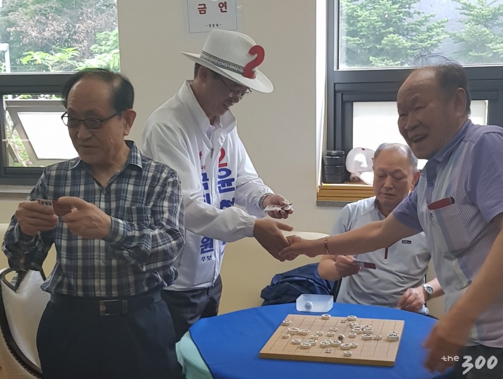 인천 남동구갑 국회의원 선거 기호 2번 자유한국당 윤형모 후보가 5일 오전 인천 논현동의 한 경로당에서 주민들에게 인사를 하고 있다. /사진=조준영 인턴기자