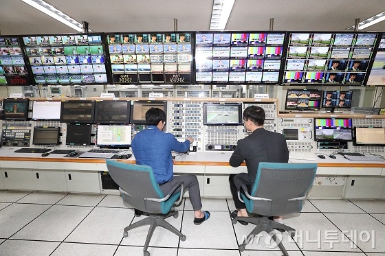 KT SAT 직원들이 금산위성센터에서 방송 서비스를 모니터링하고 있는 모습/사진제공=KT