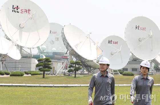KT SAT 직원들이 금산위성센터에서 위성 안테나를 점검하고 있는 모습/사진제공=KT