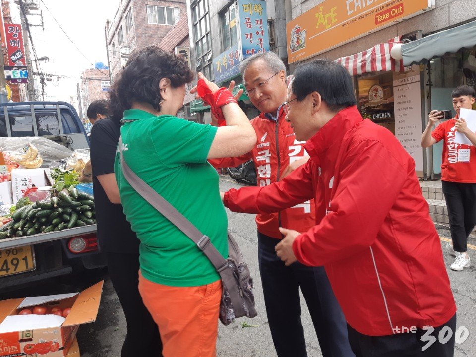 지난 5일 김대식 자유한국당 후보(뒤)의 유세 현장에 이주영 한국당 의원이 함께 하고 있다/사진=김희량 인턴기자