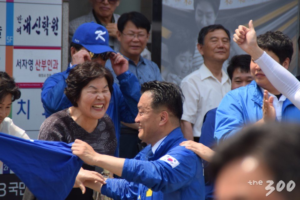 유권자와 함께 있는 윤준호 더불어민주당 후보/사진=윤준호 후보 캠프 제공