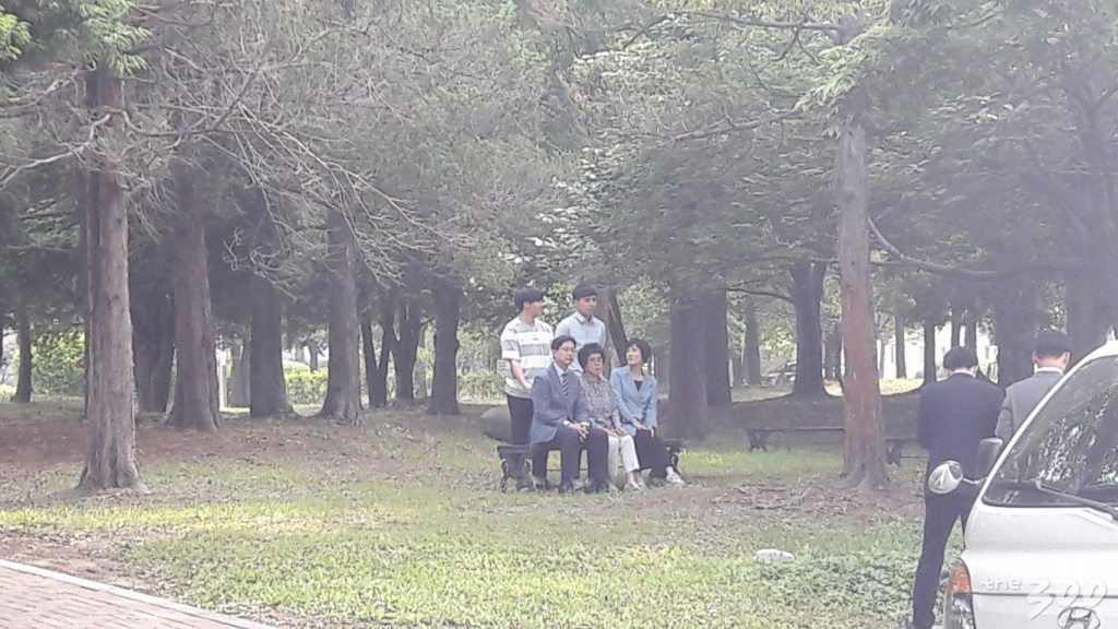 김경수 더불어민주당 경남도지사 후보(아래줄 맨왼쪽)가 8일 경남 진주시 경상대학교에서 모친 이순자씨(아래줄 가운데), 부인 김정순씨(아래줄 맨오른쪽), 장남 동찬군(윗줄 오른쪽), 차남 지호군과 함께 사전투표를 마치고 캠퍼스에서 가족사진을 찍고 있다. /사진=조철희 기자