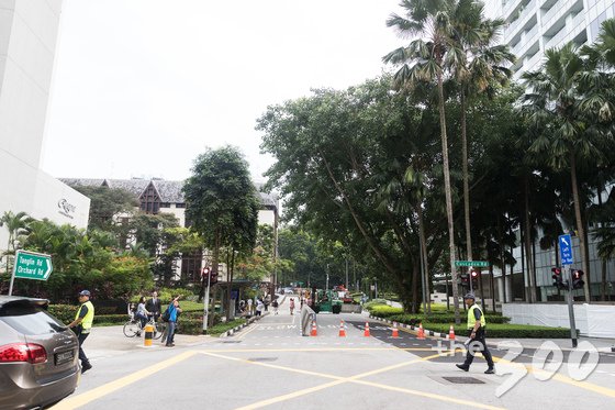 북미정상회담을 사흘 앞둔 9일 김정은 북한 국무위원장 숙소로 유력한 싱가포르 세인트레지스 호텔 인근 도로에서 관계자들이 콘크리트 통제선을 설치하고 있다. /사진=뉴스1