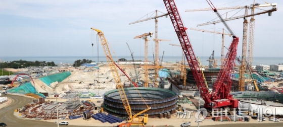 울산 울주군 서생면 신고리 5호기 공사현장 전경. 원자로가 설치될 원통형 원자로건물의 외벽 건설 작업이 한창이다./사진제공=한국수력원자력