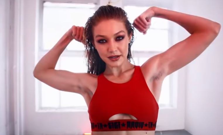 지난해 톱모델 지지 하디드는 영국 패션 매체의 영상에 겨드랑이 털을 제모하지 않고 출연했다. /사진=유튜브 캡처