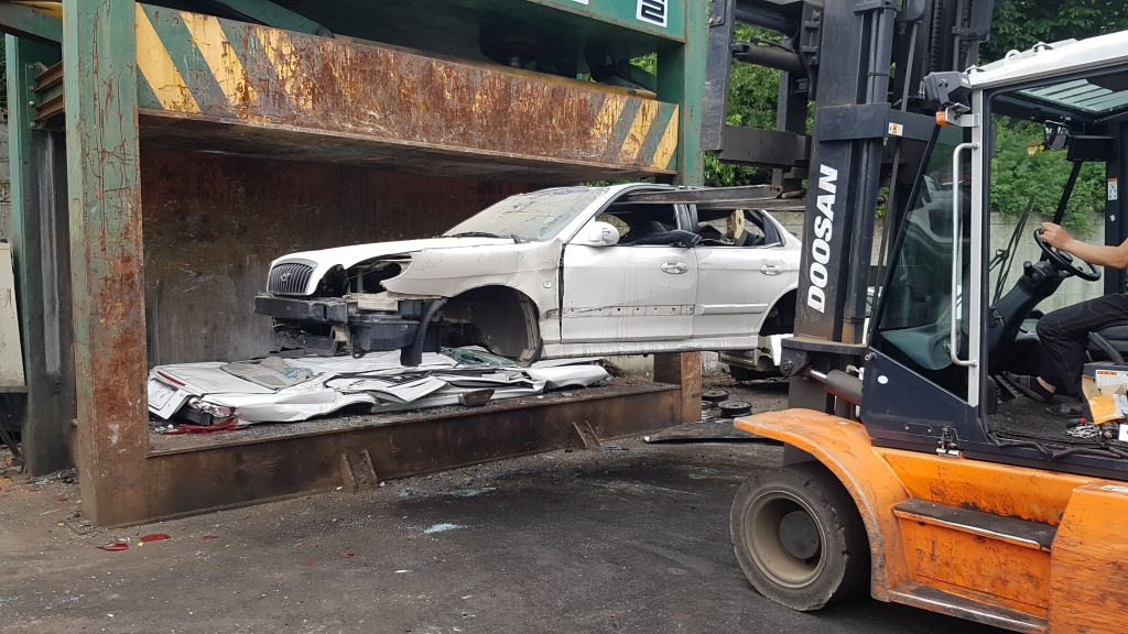 8일 경기도 양주의 한 폐차업체에서 필요한 부품을 모두 떼어낸 차량을 압축하기 위해 옮기고 있다. /사진=김영상 기자