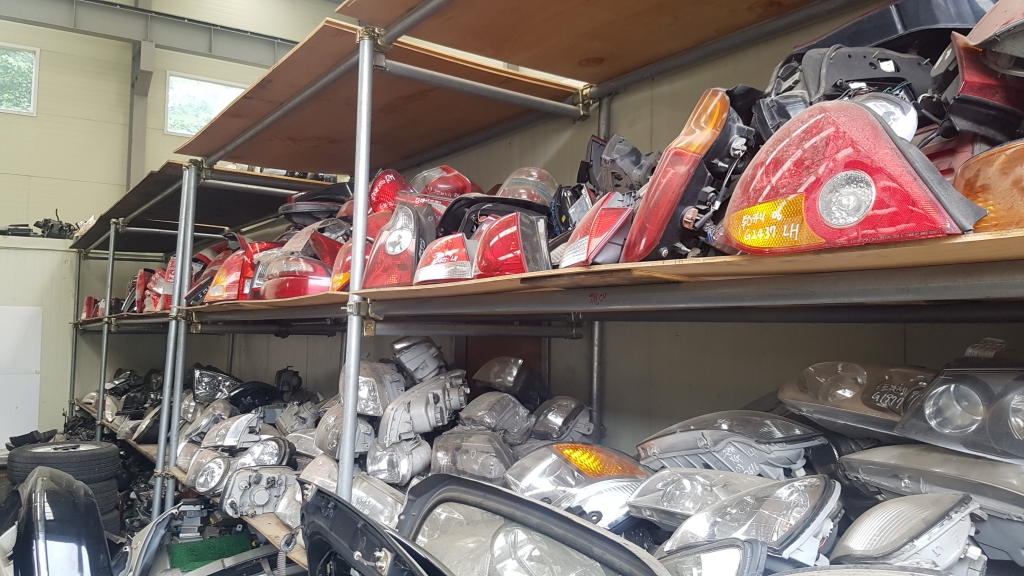 8일 경기도 양주의 한 폐차업체에서 차량용 헤드라이트가 종류별로 진열돼 있다. /사진=김영상 기자