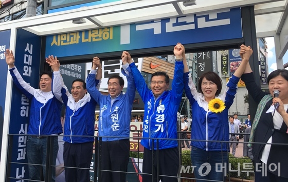 12일 중랑구 사가정역 사거리를 찾은  박원순 더불어민주당 서울시장 후보(왼쪽에서 세번째)가 류경기 중랑구청장 후보(오른쪽에서 세번째) 지원 연설을 했다./사진=진달래 기자