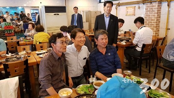 안철수 바른미래당 서울시장 후보가 12일 광진구 한 기사식당에서 시민들과 함께 사진 촬영을 하고 있다. 사진=김세관 기자.