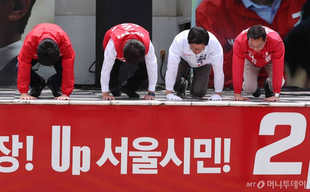 12일 오후 자유한국당 김문수 서울시장 후보(오른쪽 두번째)가 서울 강남역 사거리 유세 중 시민들에게 큰절을 하고 있다. 김 후보는 "자유한국당이 잘못한 것도 많지만 부족한 것이 있다면 용서해주고 격려해주기 바란다"며 "더불어민주당의 일당독재를 막기 위해 죽을 힘을 다해 큰절을 올린다"고 했다. /사진=뉴시스