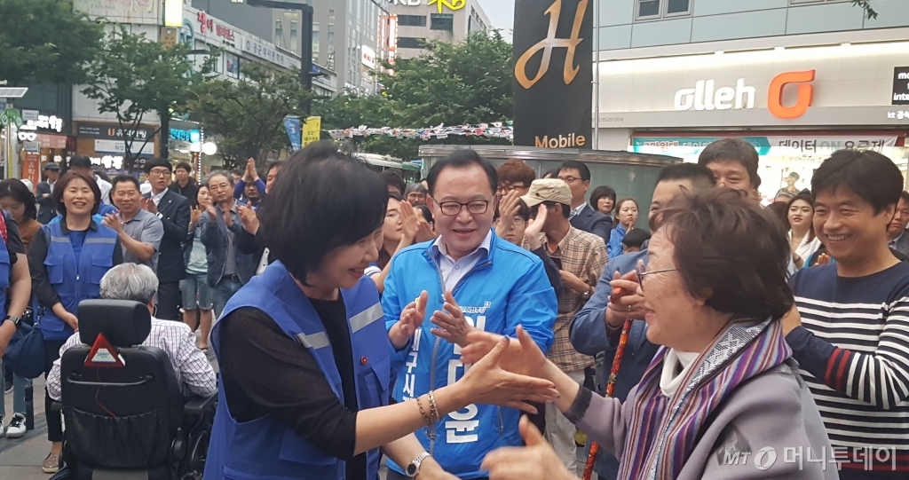 12일 대구 동구 중앙파출소 앞에서 유세에 나선 손혜원(왼쪽부터) 더불어민주당 의원, 임대윤 후보, 위안부 피해자 이용수 할머니 /사진=김태현 기자