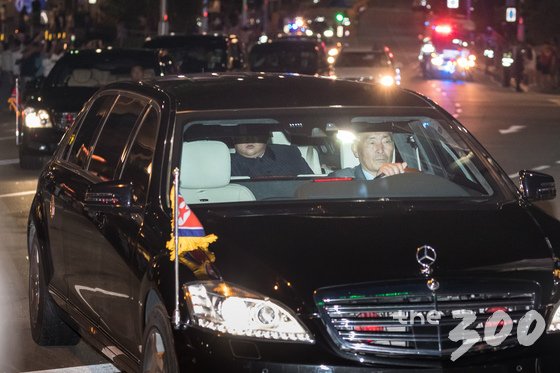 김정은 북한 국무위원장이 12일 북미정상회담을 마친 후 전용차량을 타고 싱가포르 창이공항으로 이동하고 있다. /사진=뉴스1