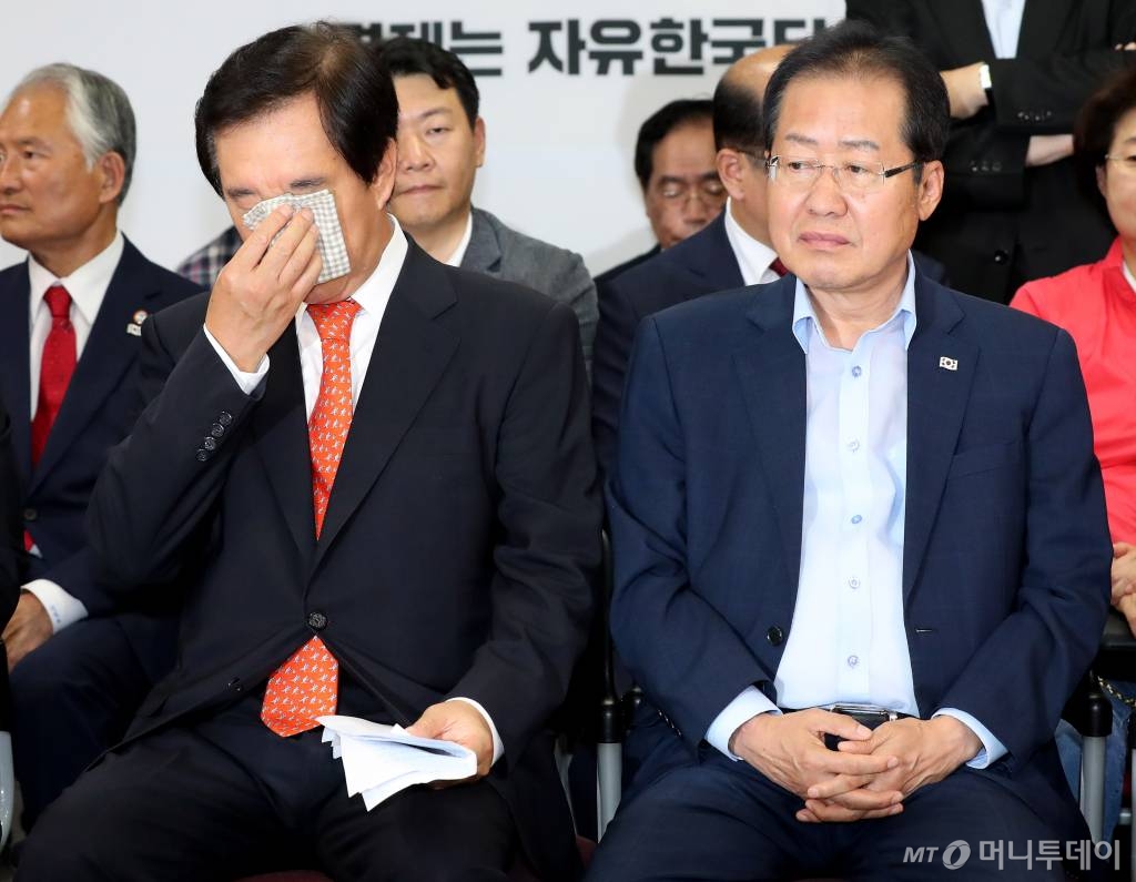 홍준표 자유한국당 대표와 김성태 원내대표가 13일 저녁 서울 여의도 당사에서 제7회 전국동시지방선거 개표방송 출구조사를 지켜보고 있다.