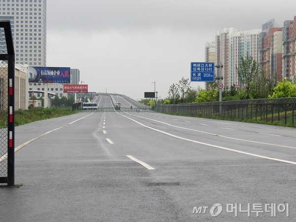 북중 접경 지역인 중국 랴오닝성 단둥 신구에 위치한 신압록강대교. 2014년 완공됐지만 아직 개통이 되지 않았다. /단둥(중국)= 진상현 베이징 특파원