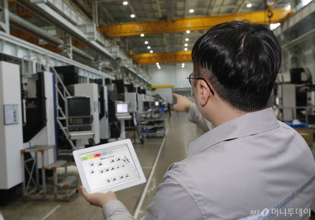현대위아의 한 연구원이 경남 창원시 성산구 현대위아 창원1공장에서 태블릿PC를 이용해 공장 내 공작기계의 가동 현황을 확인하고 있다. /사진제공=현대위아