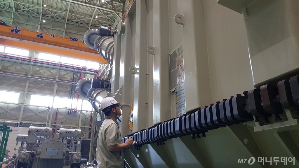 LS산전 부산사업장 관계자가 HVDC 변환용 변압기를 점검하고 있는 모습/사진=이정혁 기자