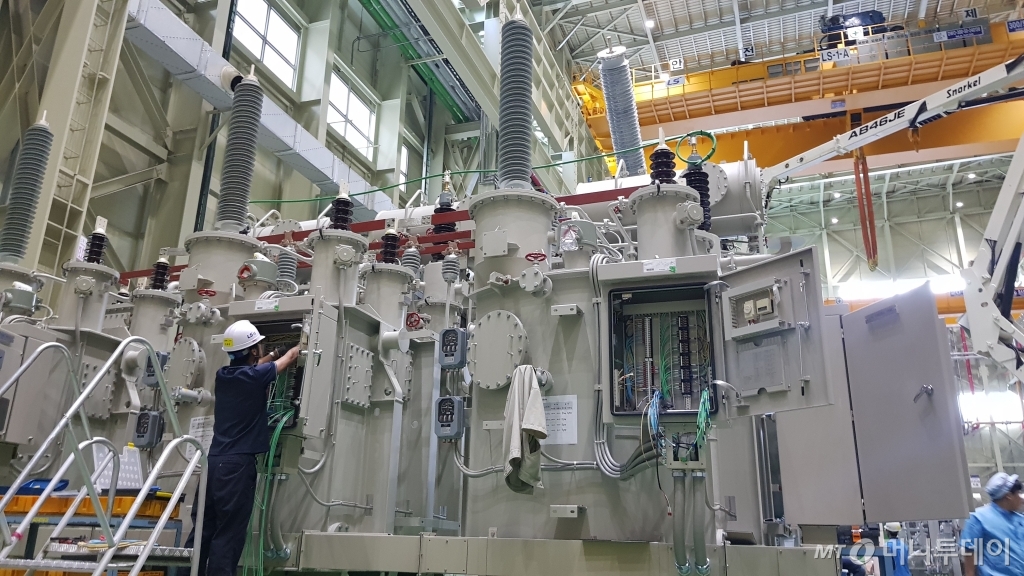 LS산전 부산사업장 관계자가 HVDC 변환용 변압기를 점검하고 있는 모습/사진=이정혁 기자