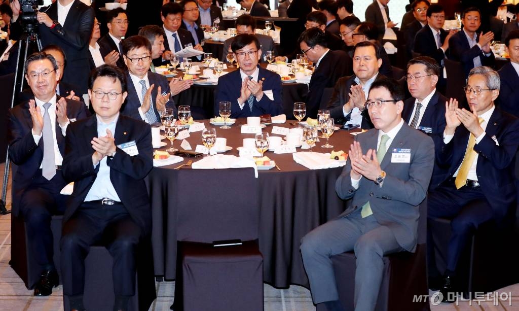 19일 오전 서울 중구 웨스틴조선호텔에서 열린 '2018 머니투데이 창간기념 조찬 강연회' 장면. 김상조 공정거래위원장(테이블 뒷편 중앙부터 시계방향으로), 황각규 롯데그룹 부회장, 김준동 대한상의 상근부회장, 윤종규 KB금융 회장, 조용병 신한금융 회장, 김광수 농협금융 회장, 김태영 은행연합회장, 김창범 한화케미칼 부회장 등이 참석했다./사진=홍봉진 기자