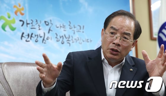 하윤수 한국교원단체총연합회장이 서울 서초구 태봉로 한국교원단체총연합회에서 뉴스1과 인터뷰를 갖고 있다. 2018.6.18/뉴스1 © News1 임세영 기자