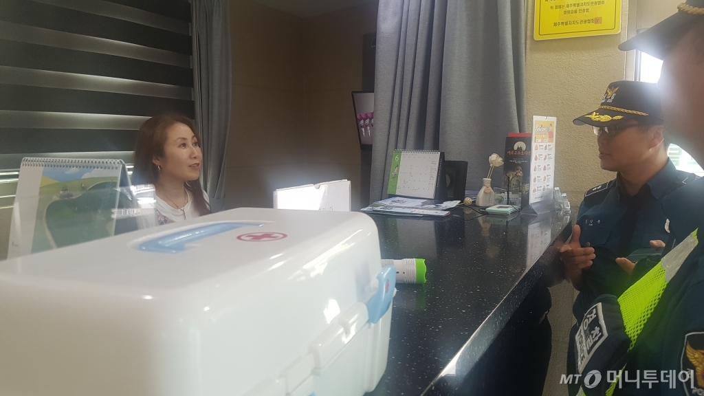 20일 제주동부경찰서 오라지구대 소속 경찰관들이 특별 순찰을 하고 있다. /사진=김영상 기자