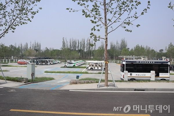 슝안시민서비스센터 경내 주차장 모습. 공유전기자동차와 전기충전기 등이 갖춰져 있다/사진 = 진상현 베이징 특파원