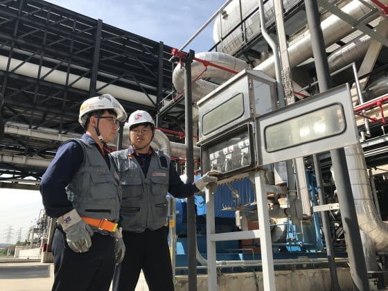 SK이노베이션 엔지니어가 세계 최초 EEAC 공법을 적용한 SK이노베이션 울산 No. 3 PX 공장을 점검하고 있다./사진제공=SK이노베이션