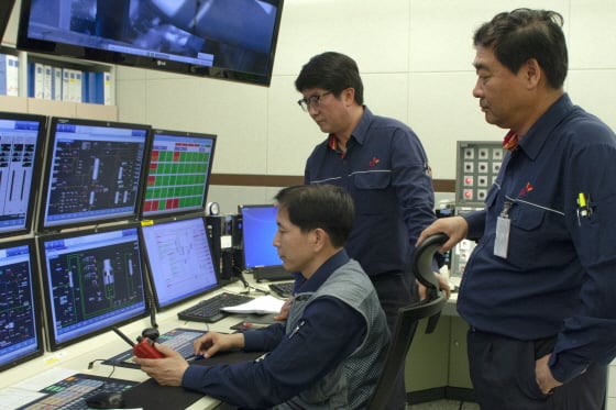 SK이노베이션 엔지니어들이 울산 No.3 PX공장 조정실에서 공장 현황을 점검하고 있다/사진제공=SK이노베이션
