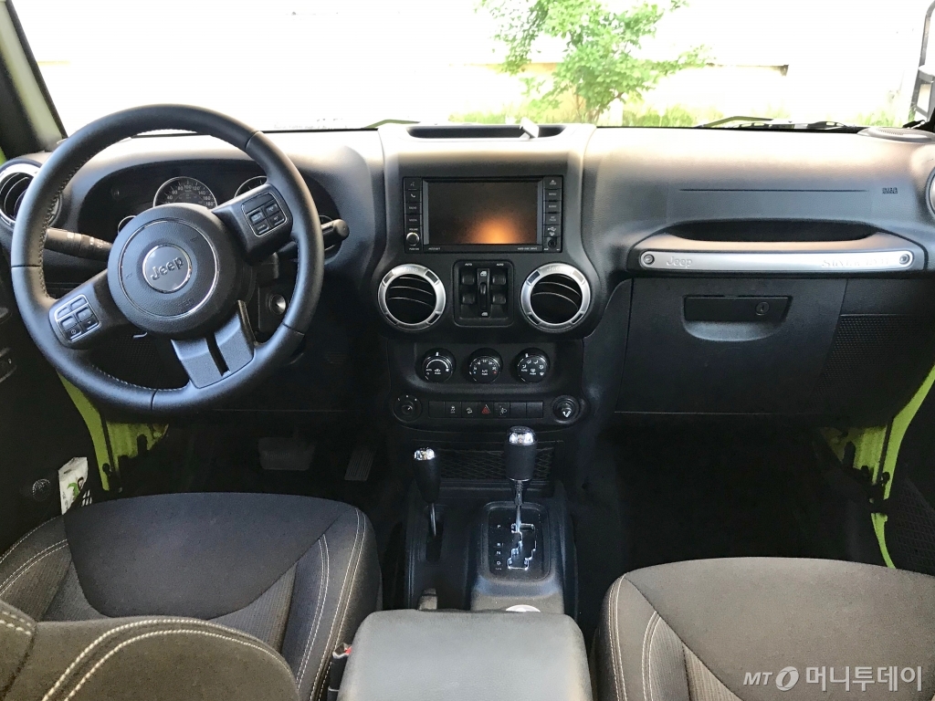 지프 '랭글러 언리미티드 루비콘'의 내부 /사진=김남이 기자