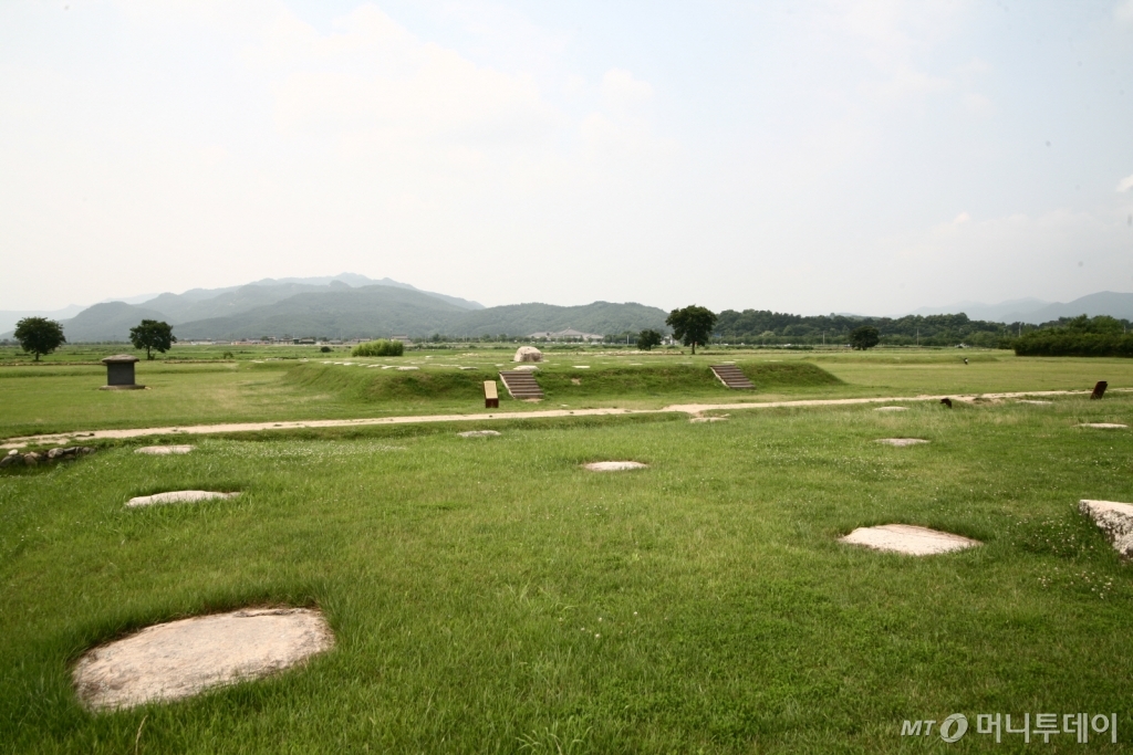 돌의 실루엣과 높이 추정치만 남은 황룡사지 9층 목탑 터. /사진제공=문화재청