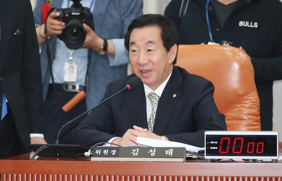 21일 서울 여의도 국회에서 열린 운영위원회 전체회의에서 김성태 운영위원장이 의사봉을 두드리고 있다. 2018.5.21/뉴스1  <저작권자 © 뉴스1코리아, 무단전재 및 재배포 금지>