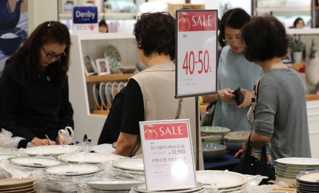 서울 시내 한 백화점에서 쇼핑객들이 세일기간 상품을 둘러보고 있다. /사진=뉴스1