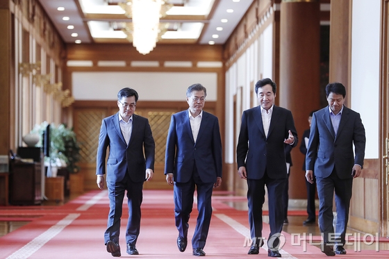 문재인 대통령이 31일 오후 청와대 본관 충무실에 열린 국가재정전략회의에 참석하기 위해 입장하고 있다. 왼쪽부터 김동연 경제부총리 겸 기획재정부 장관, 문 대통령, 이낙연 국무총리, 임종석 비서실장. (청와대 제공)