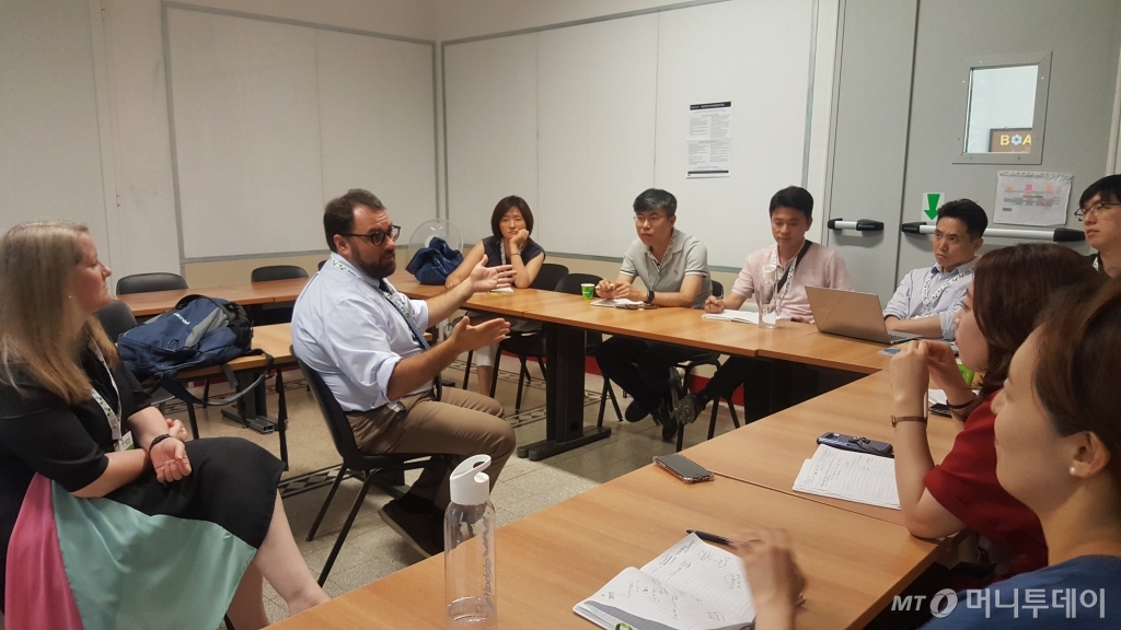 애론 샤록맨 폴리티팩트 부장이 한국에서 온 기자들과 세미나를 하고 있다./사진= 정진우 기자