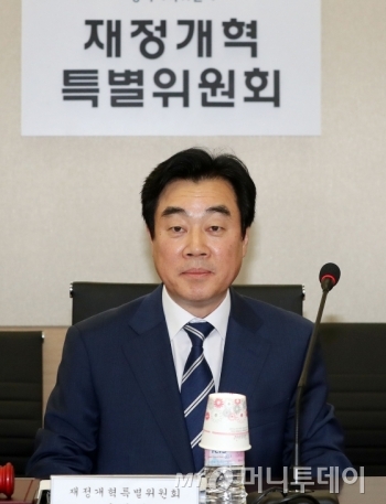 대통령 직속 재정개혁특별위원회 강병구 위원장이 3일 오후 서울 종로구 수송동 재정개혁특위에서 열린 제2차 전체회의에서 생각에 잠겨있다. 재정개혁특위는 이날 전체회의에서 보유세 개편 최종안을 포함한 '상반기 제정개혁 심의안'을 확정해 정부에 제출할 예정이다. 2018.7.3/뉴스1 <저작권자 ⓒ 뉴스1코리아, 무단전재 및 재배포 금지>