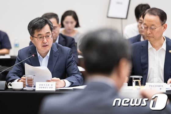【서울=뉴시스】전신 기자 = 김의겸 대변인이 12일 청와대 춘추관 대브리핑룸에서 북미 정상회담 관련 문재인 대통령의 입장을 발표하고 있다. 2018.06.12. photo1006@newsis.com