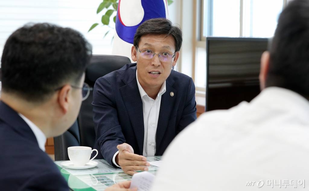 김영문 관세청장이 4일 서울 강남구 서울본부세관 집무실에서 머니투데이와 취임 1주년 인터뷰를 하고 있다.