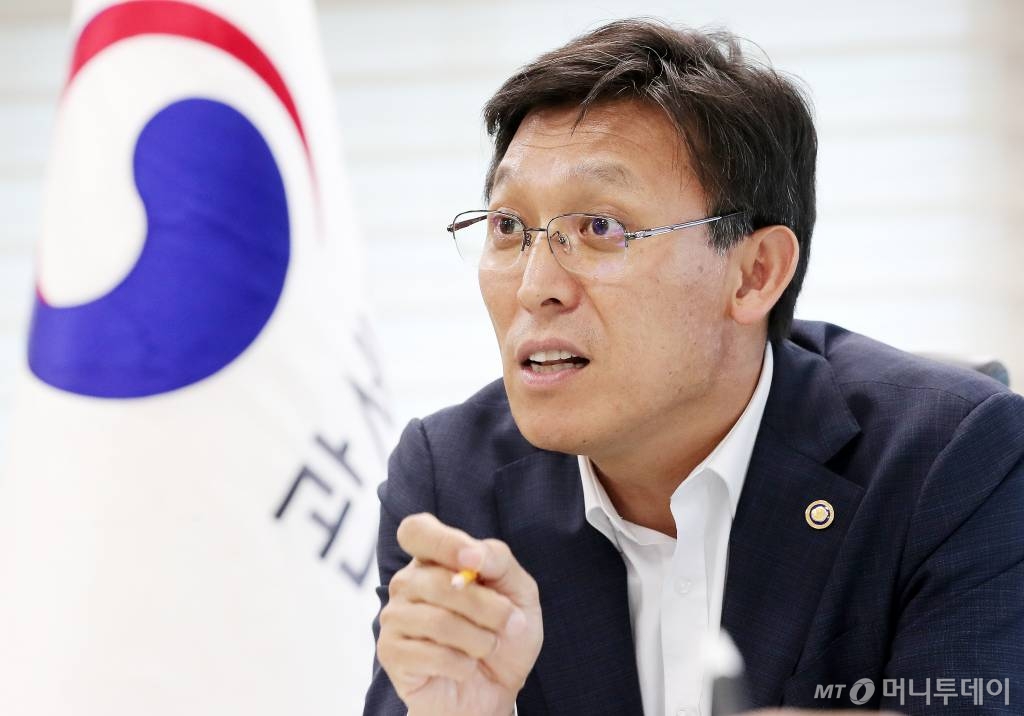 김영문 관세청장이 4일 서울 강남구 서울본부세관 집무실에서 머니투데이와 취임 1주년 인터뷰를 하고 있다.