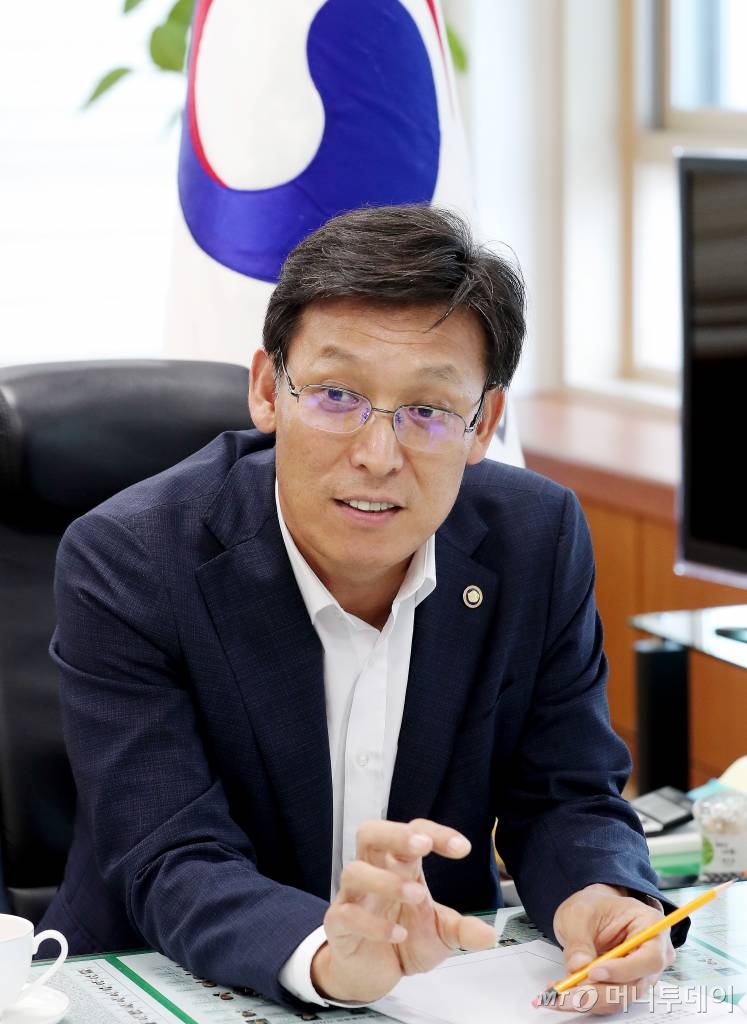 김영문 관세청장이 4일 서울 강남구 서울본부세관 집무실에서 머니투데이와 취임 1주년 인터뷰를 하고 있다.