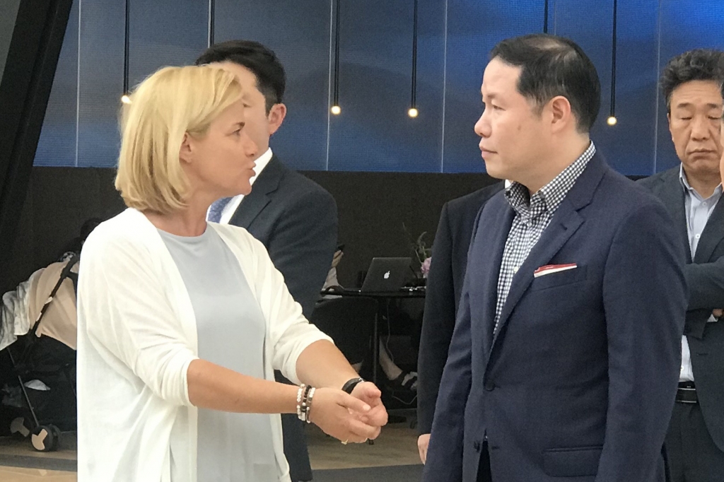 브리타 제에거 벤츠그룹 마케팅&세일즈 총괄과 조현상 효성 총괄사장이 이야기를 나누고 있는 모습 /사진=김남이 기자