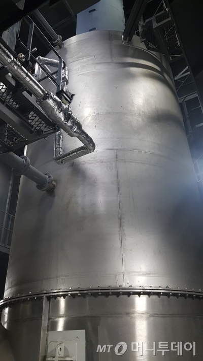 'HMM 블레싱(HMM BLESSING)'에 1만TEU급 이상 선박에는 세계 최초로 장착된 '스크러버(SCRUBBER)' 장비 / 닝보(중국)=민동훈 기자