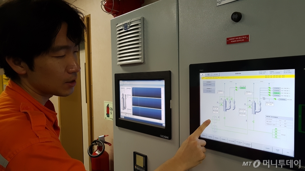 이달 6일 이유동 'HMM 블레싱(HMM BLESSING)'호 기관장이 기자에게 스크러버 장비 운용 방법을 설명하고 있다./닝보(중국)=민동훈 기자